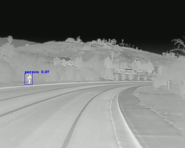 Image thermique d’un piéton sur le côté de la route