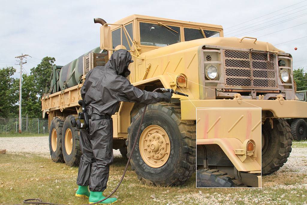 L'Agent Disclosure Spray™ (ADS) de FLIR change rapidement de couleur sur une surface lorsqu'un agent chimique de guerre (CWA) est présent.